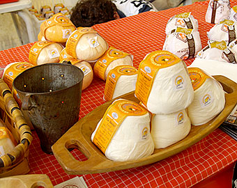 Festival du fromage « Afuega’l pitu » : troisième dimanche janvier. La Foz, 1km. 